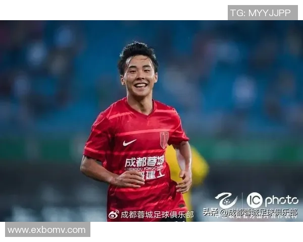 足球少年逐梦之路：从街头球场到绿茵场上的耀眼新星