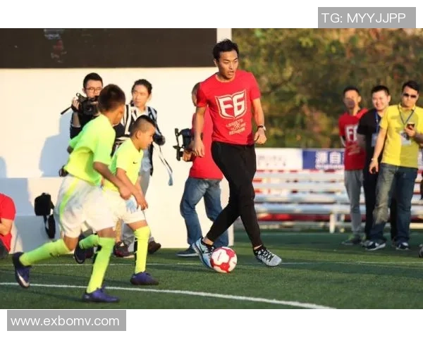 足球明星公益赛助力社会发展 球场之外的爱心与行动