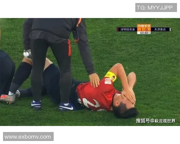 足球球星比赛中意外受伤倒地队友围成保护圈现场气氛瞬间紧张